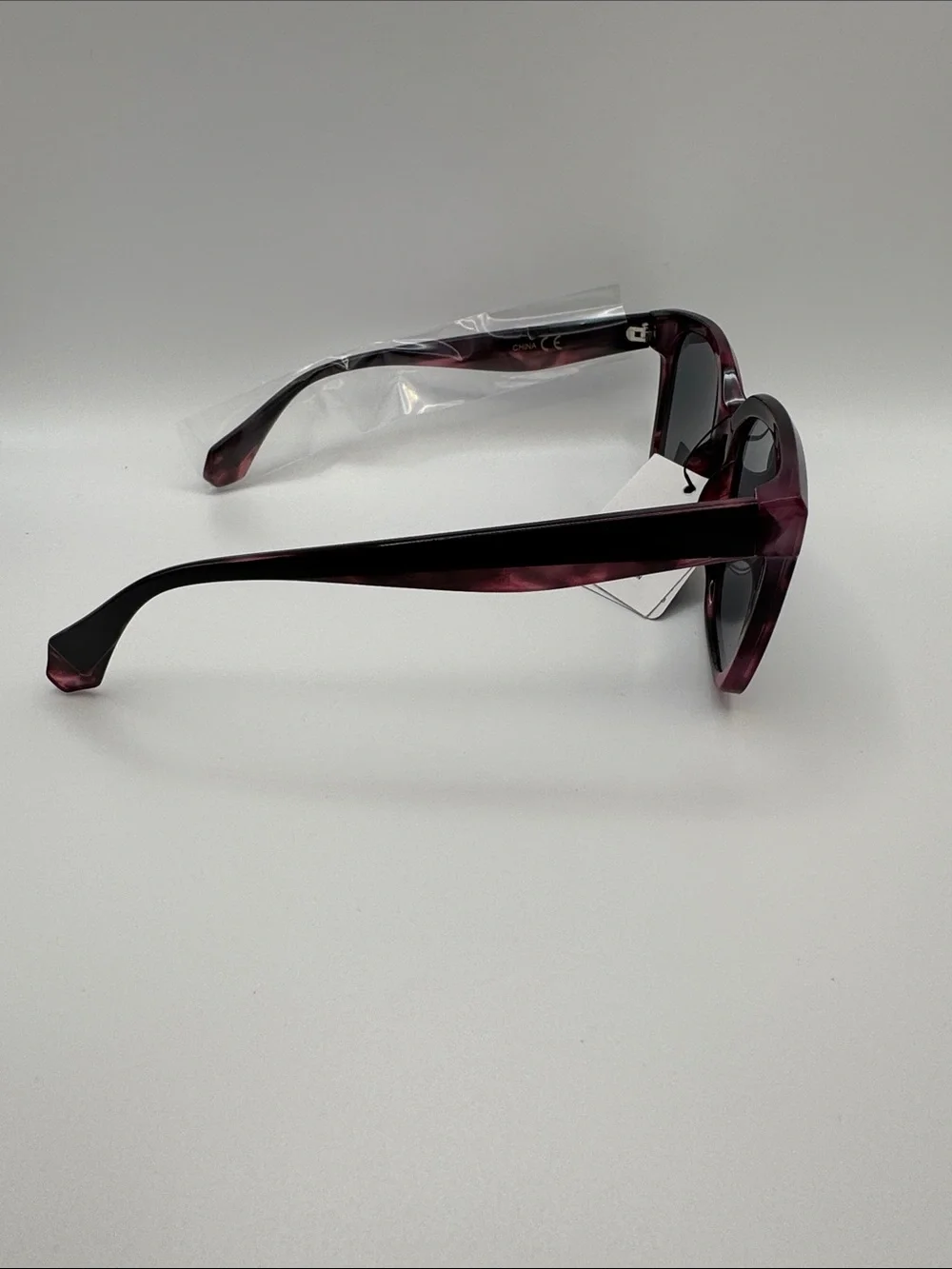 Stylish Women's Cat-Eye Sunglasses in Maroon